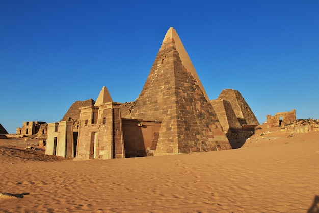 Die alten pyramiden von meroe in der sudan-wüste Premium Fotos