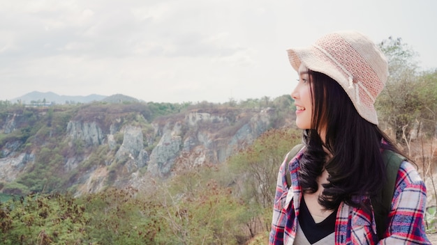 Die asiatische wandererfrau des wanderers, die zur spitze des berges geht, frau genießen ihre feiertage auf dem wandernden abenteuer, das freiheit glaubt. Kostenlose Fotos
