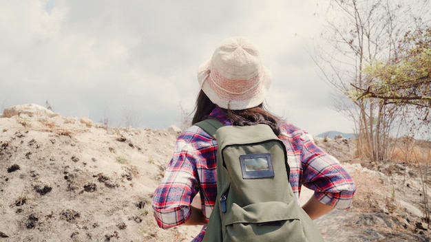 Die asiatische wandererfrau des wanderers, die zur spitze des berges geht, frau genießen ihre feiertage auf dem wandernden abenteuer, das freiheit glaubt. Kostenlose Fotos