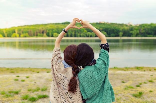 Die Besten Freunde Die Herz Zeigen Unterzeichnen Vorbei Schone Landschaft Auf Kostenlose Foto