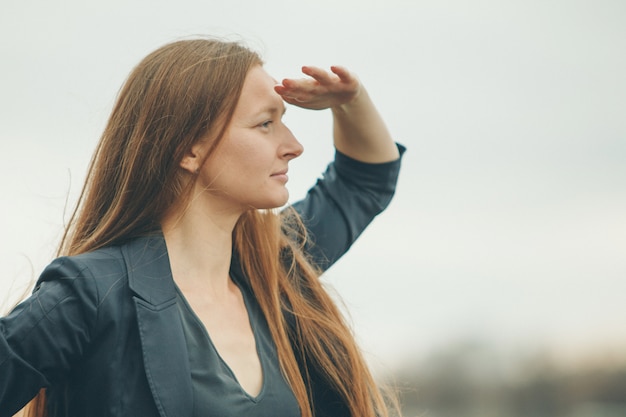Die frau schaut in die ferne. das konzept der manifestationen von emotionen, sehstörungen. Premium Fotos