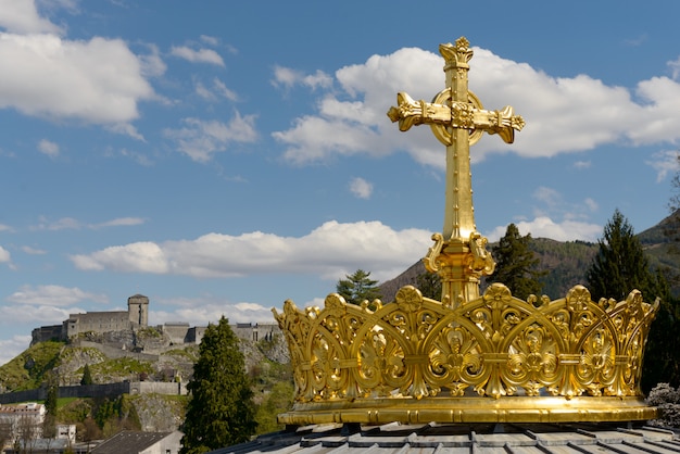 Die vergoldete krone und das kreuz in lourdes Premium Fotos