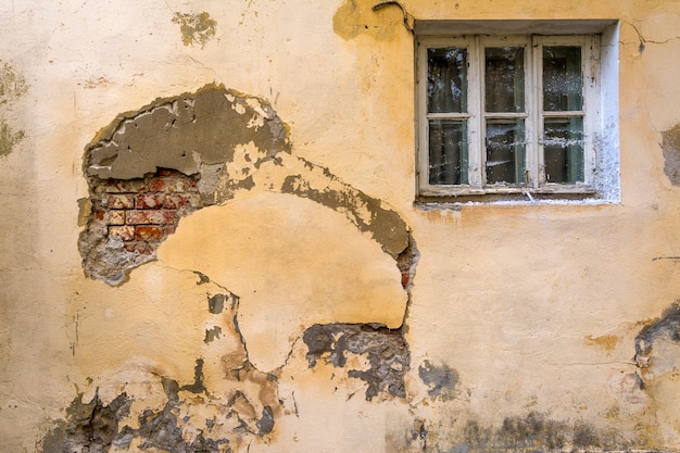 Die Wand Eines Alten Hauses Mit Einem Fenster. Die Wand Muss Repariert ...