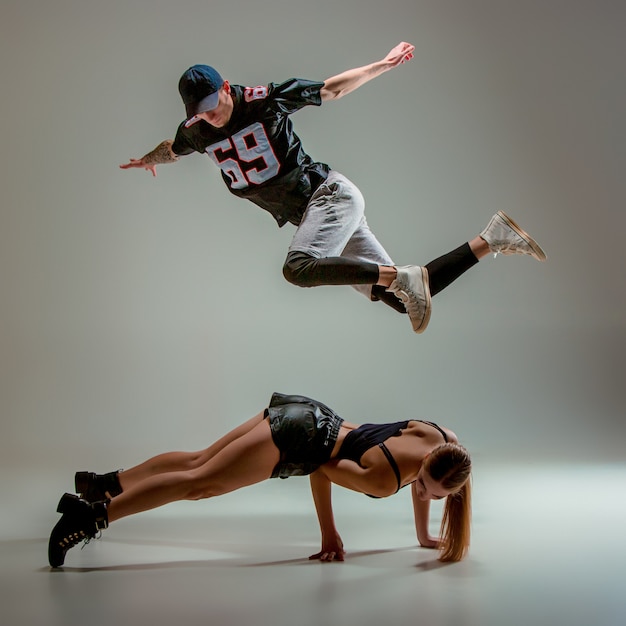 Die zwei junge frau und junge hip hop tanzen Kostenlose Foto