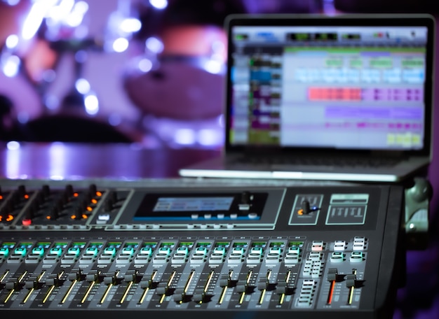 Digitaler mixer in einem aufnahmestudio mit einem computer