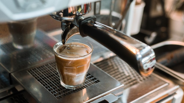 Dirty coffee ein glas espresso mit kalter frischer milch