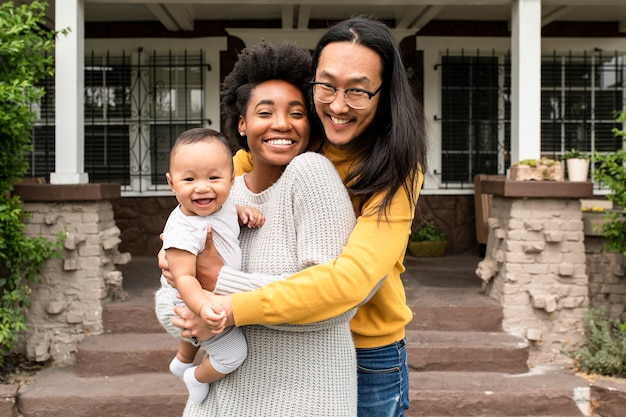 Diverse familie, die während der sperrung von covid19 vor