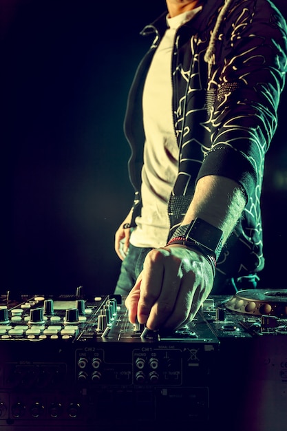 Dj, das musik an der mischernahaufnahme spielt Premium Fotos