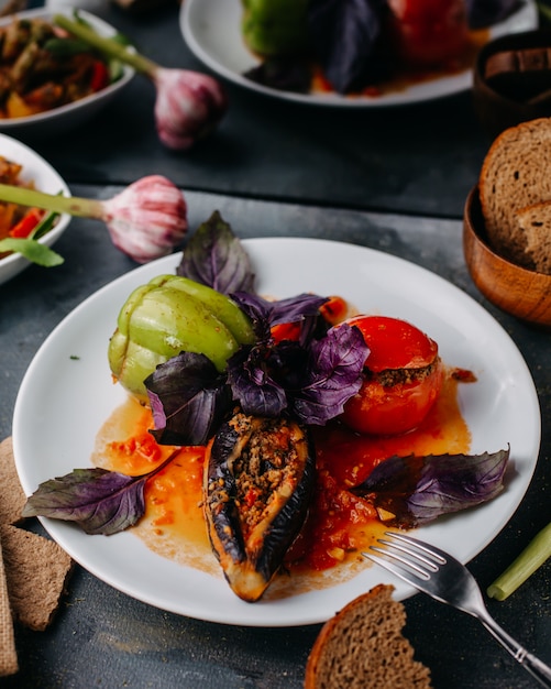 Dolma Fleischmehl Mit Lila Blattern Ol In Weissen Teller Zusammen Mit Brotlaib Gemuse Chips Auf Grau Kostenlose Foto