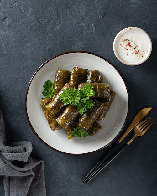 Dolma gefüllte weinblätter mit reis und fleisch auf dunklem hintergrund ...