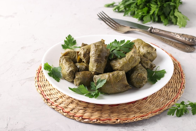 Dolma - gefüllte weinblätter mit reis und fleisch auf einem weißen ...