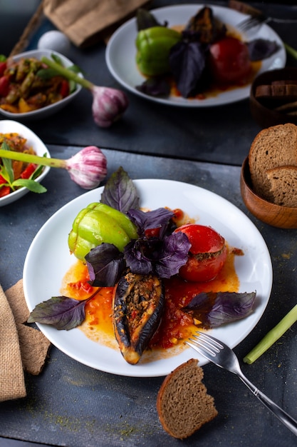 Dolma Mit Hackfleisch Tomaten Grunen Paprika Und Lila Blatter In Weissen Teller Kostenlose Foto