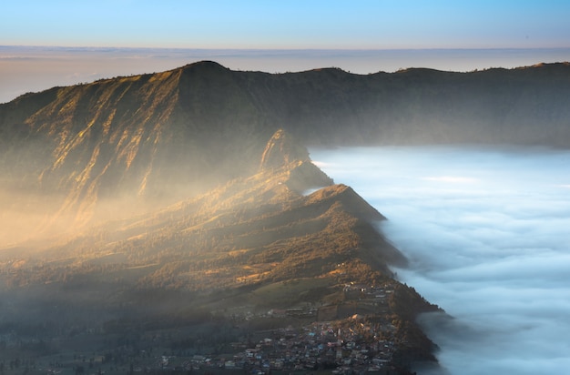 Dorf neben vulkan bromo  bei sonnenaufgang hintergrund  