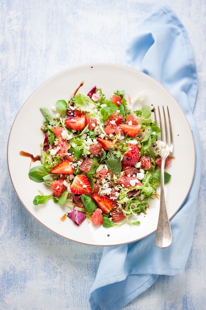 Draufsicht auf appetitlich Salat mit Erdbeeren und Feta-Käse | Download ...