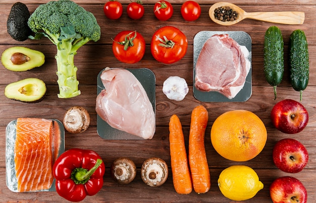 Draufsicht Auf Organisiertes Fleisch Mit Gemuse Kostenlose Foto