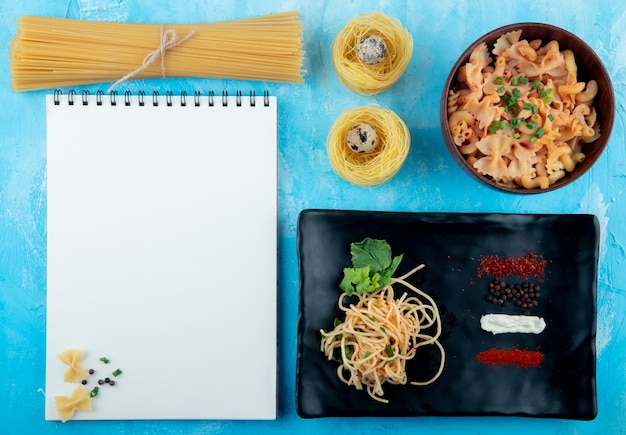 Draufsicht Auf Rohe Nudeln Verschiedener Formen Und Arten Als Spaghetti