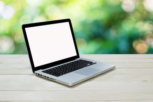 Draufsicht computer nootebook auf hintergrundholz Premium Fotos