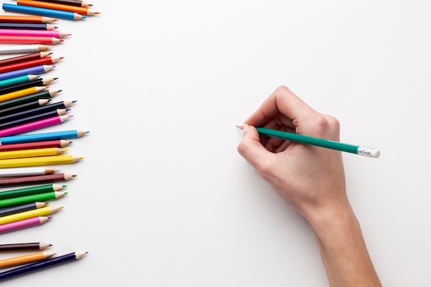 Draufsicht Der Hand Mit Bleistift Auf Papier Premium Foto