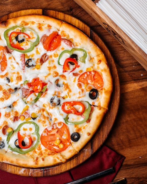 Draufsicht der pizza gefüllt mit tomaten bunte paprika-salami und ...