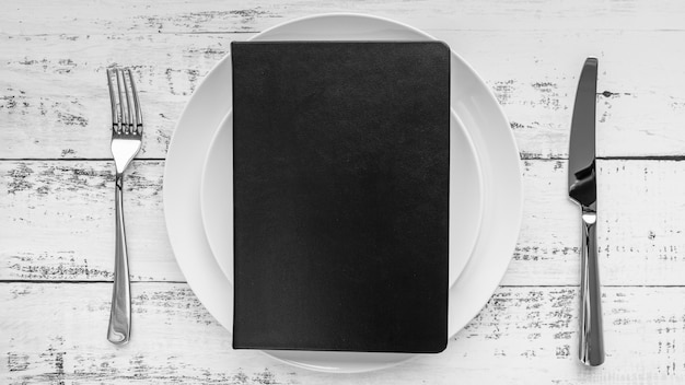 Draufsicht Des Menus Auf Teller Mit Besteck Kostenlose Foto