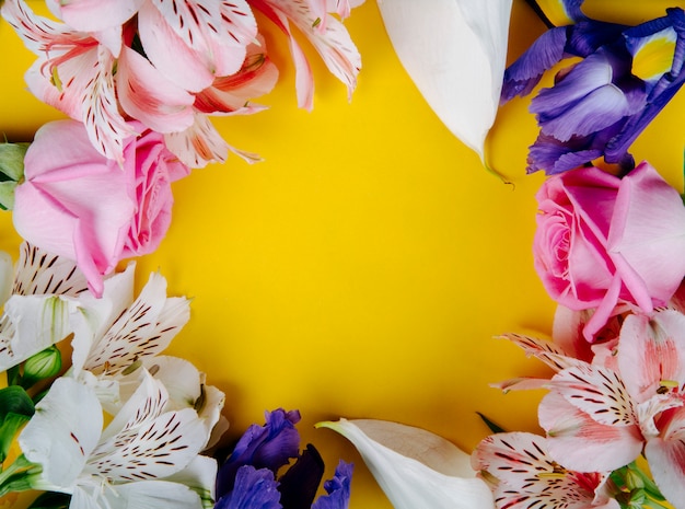 Draufsicht Eines Rahmens Gemacht Von Den Schonen Blumen Rosa Rosen Alstroemeria Dunkelviolette Iris Und Weisse Callalilienfarben Auf Gelbem Hintergrund Mit Kopienraum Kostenlose Foto