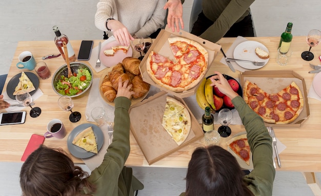 Draufsicht Freunde Die Mittagessen Essen Kostenlose Foto