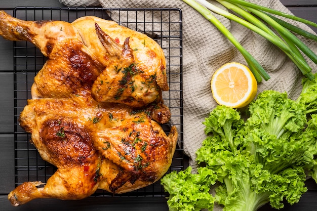 Draufsicht gebackenes ganzes huhn | Premium-Foto