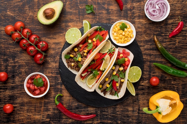 Draufsicht leckeres mexikanisches essen mit gemüse | Kostenlose Foto