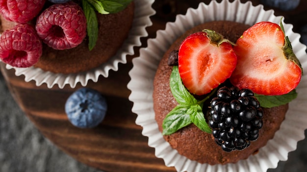 Draufsicht leckeres muffin mit waldfrucht | Kostenlose Foto