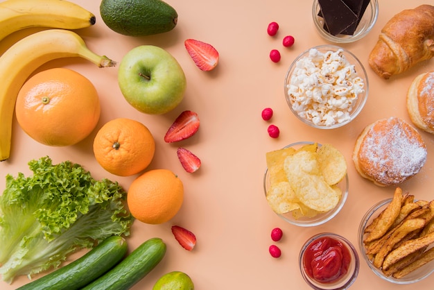 Draufsicht Obst Und Gemuse Gegen Ungesunde Snacks Kostenlose Foto