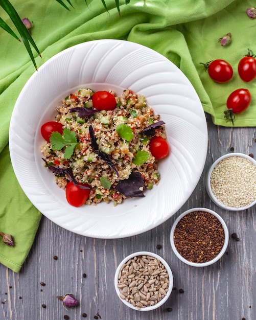 Draufsicht salat von samen sesam leinsamen und sonnenblumenkernen mit ...