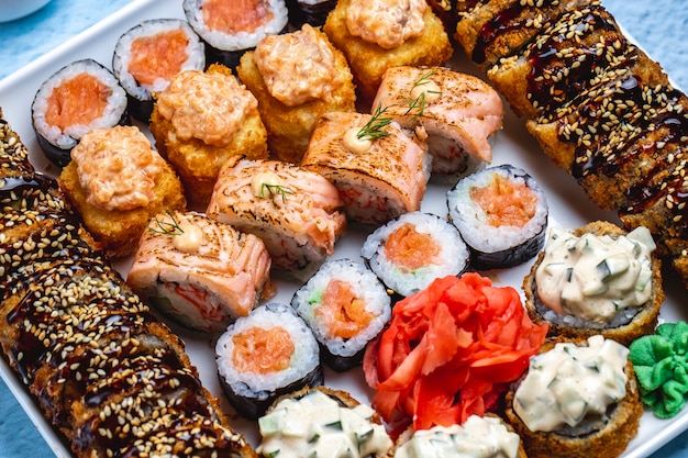 Draufsicht sushi set heiße sushi-rolle mit teriyaki-sauce und sesam ...