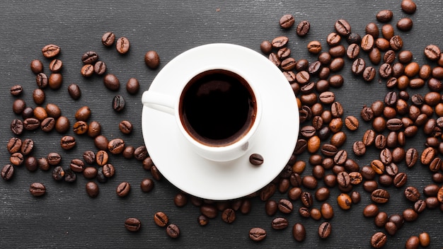 Draufsicht Tasse Kaffee Mit Bohnen Kostenlose Foto