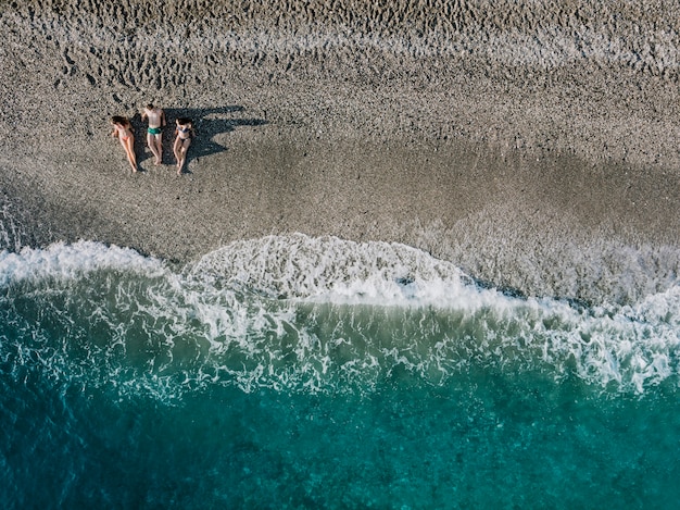 Draufsicht Von Den Freunden Die Am Strand Sich Entspannen Kostenlose Foto