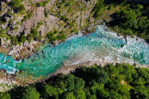 Draufsicht Von Fluss Tara In Montenegro Premium Foto