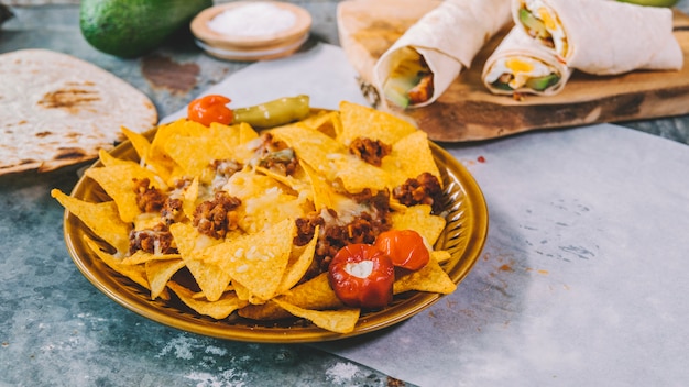 Draufsicht von mexikanischen nachos-tortilla-chips in der schüssel mit ...
