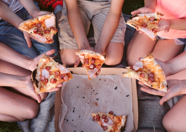 Draufsichtkinder Die Eine Scheibe Pizza Essen Kostenlose Foto