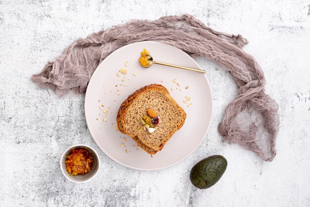 Draufsichtscheibe brot mit avocado und stoff Kostenlose Fotos