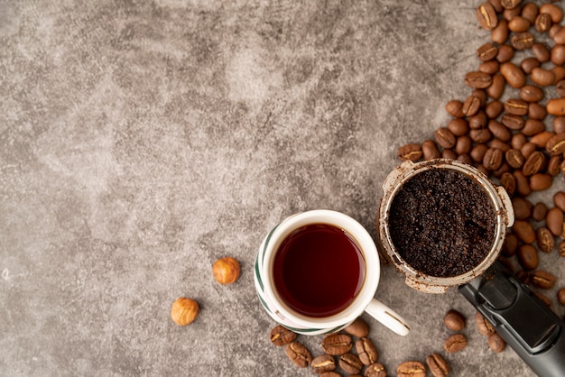 Draufsichttassen kaffee mit gebratenen bohnen Kostenlose Fotos