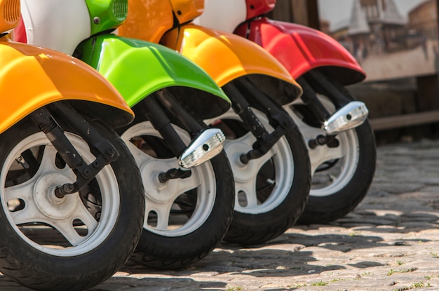 Drei mopeds in rot-grün-gelben farben lackiert Premium Fotos