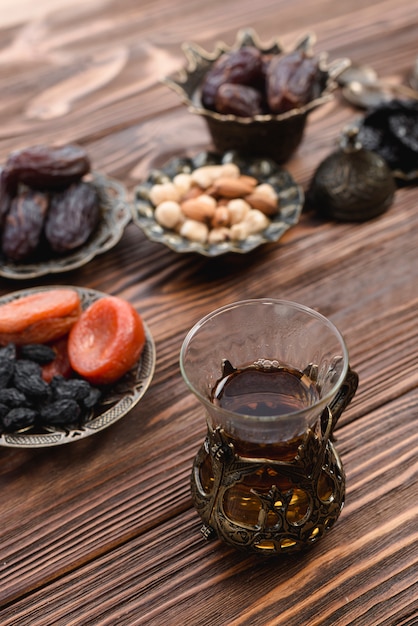 Duftender türkischer tee mit trockenfrüchten; nüsse und datteln auf ...