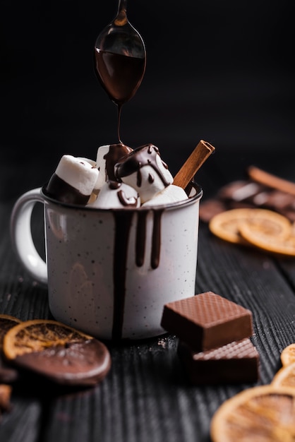 Dunkle heiße schokolade mit marshmallows | Kostenlose Foto