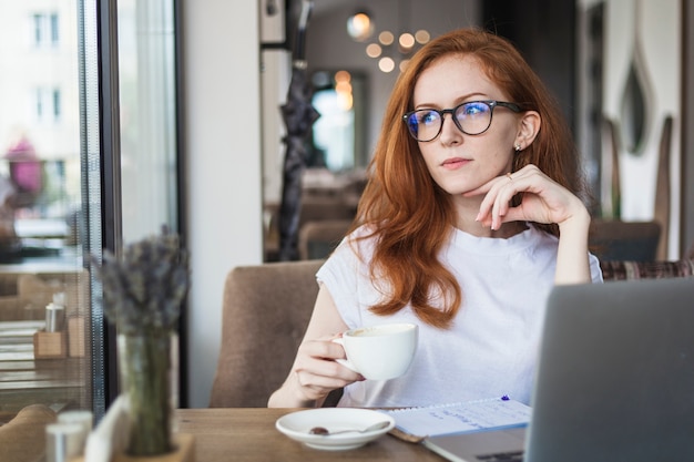 Durchdachte frau mit kaffeetasse Kostenlose Fotos