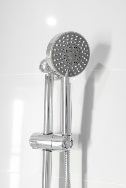 Duschkopf im badezimmer Premium Fotos