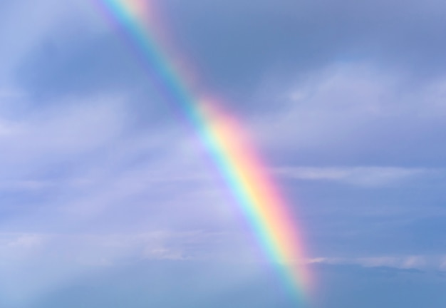 Echter Regenbogen Und Himmel Mit Wolken Als Hintergrund Oder Textur Premium Foto