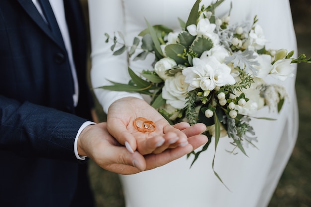 Eheringe In Den Handen Von Braut Und Brautigam Und Mit Wunderschonem Hochzeitsstrauss Aus Grun Und Weissen Blumen Kostenlose Foto