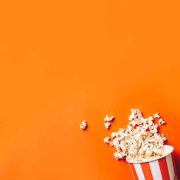 Eimer mit verschüttetem popcorn Kostenlose Fotos