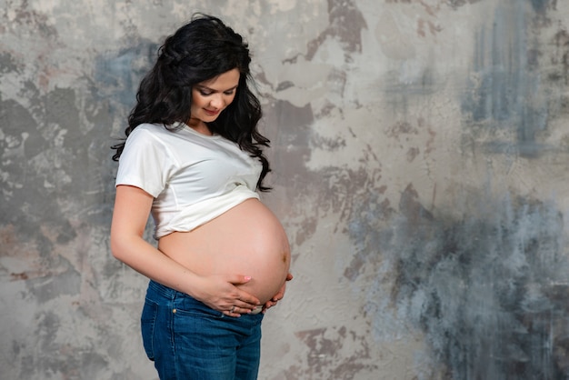 Ein Brustbild Der Schwangeren Frau Das Ihren Blo En Bauch Betrachtet