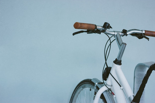 Ein fahrrad parkt in der nähe einer leeren blauen wand auf der straße. Premium Fotos