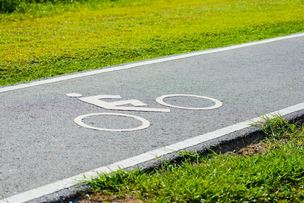 Ein fahrradweg für radfahrer PremiumFoto